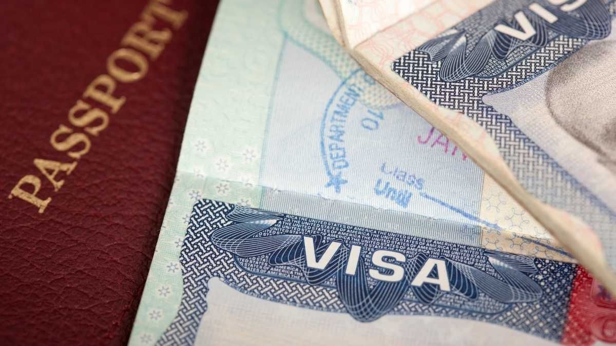 un visado de estados unidos y un pasaporte
