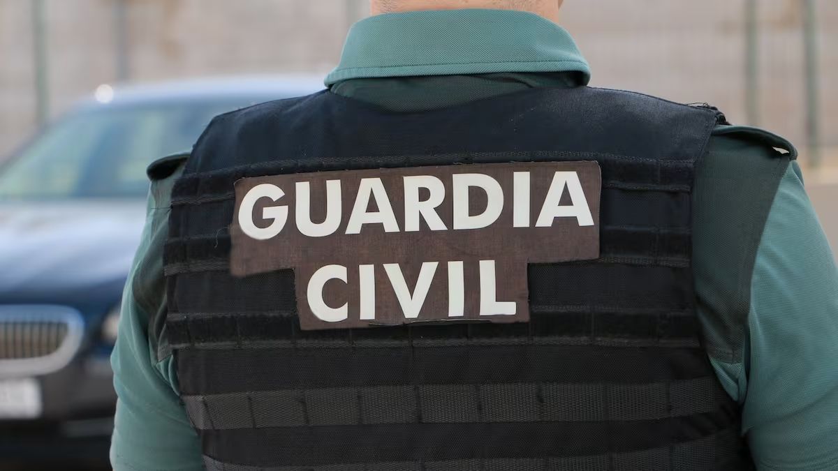 un agente de la guardia civil de espaldas