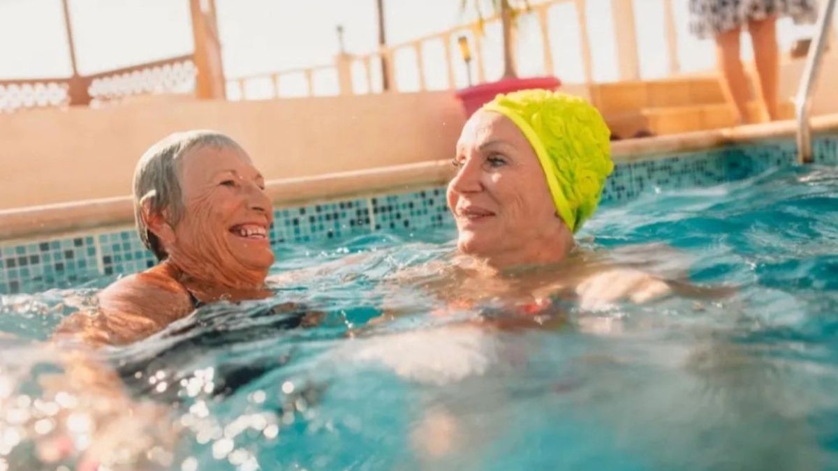 Dos personas mayores en un balneario