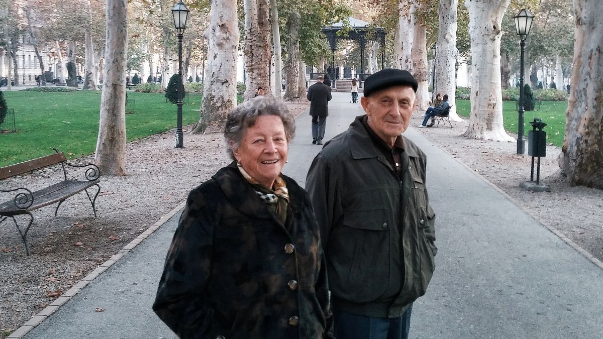 dos jubilados andando por un parque