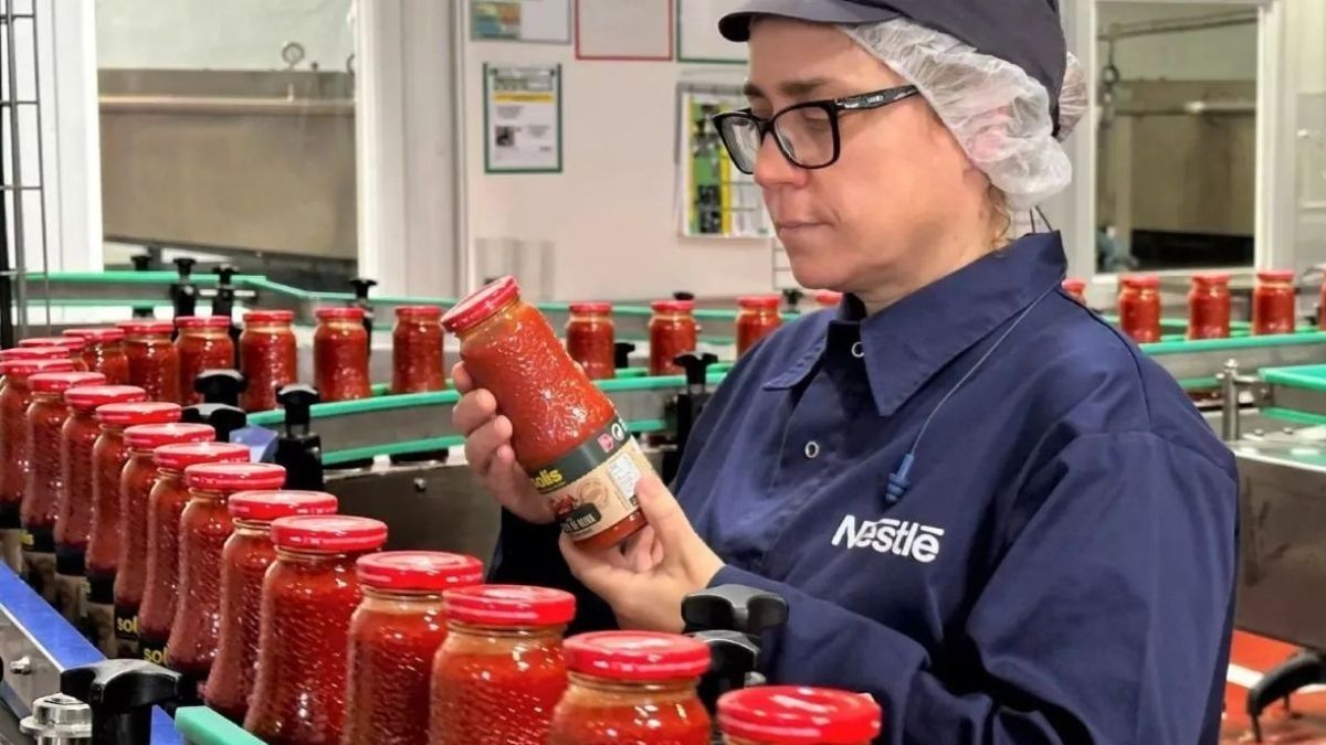 Una trabajadora de Nestlé revisando una etiqueta