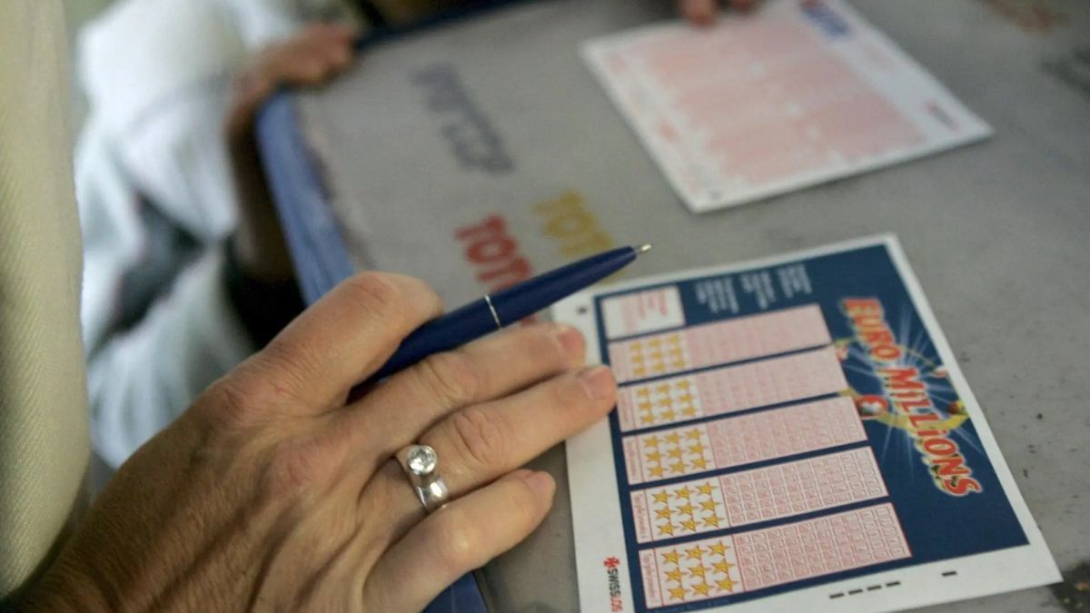 La mano de una mujer rellenando el EuroMillones