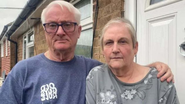 Pareja de jubilados serios