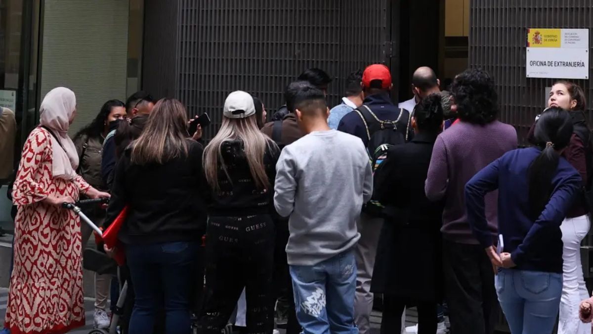 Personas en una oficina de extranjería