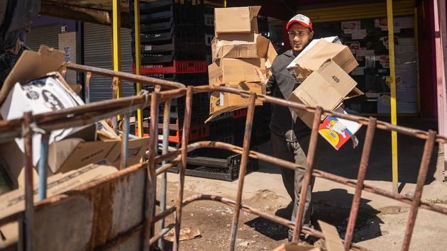 Alejandro (23 años), cartonero: “con 480 euros al mes pago los gastos de la casa y consigo ladrillos para seguir edificando”