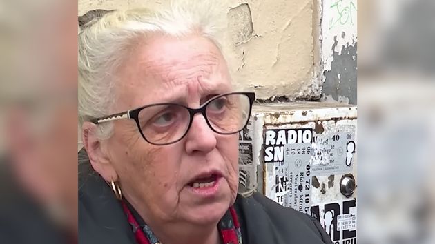 Una jubilada que cobra 1.100 euros de pensión: “La mitad es para pagar el alquiler y las facturas. Solo me puedo permitir comer una vez al día y tengo una niña a mi cargo. La jubilación es una miseria”