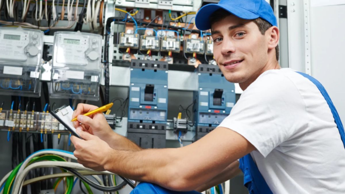 Trabajo asegurado y sueldos de hasta 25.000 euros: por qué ser electricista es la gran oportunidad laboral