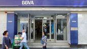 Gente pasando delante de un banco BBVA