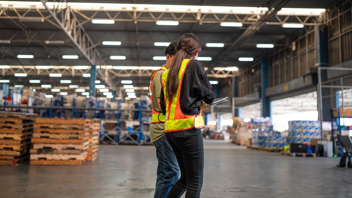 Trabajadores en un almacén