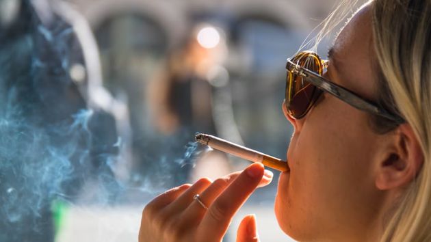 La nueva Ley Antitabaco lo confirma: Si un menor es multado con hasta 600 euros por consumir tabaco o vapear, sus padres o tutores responderán subsidiariamente del pago