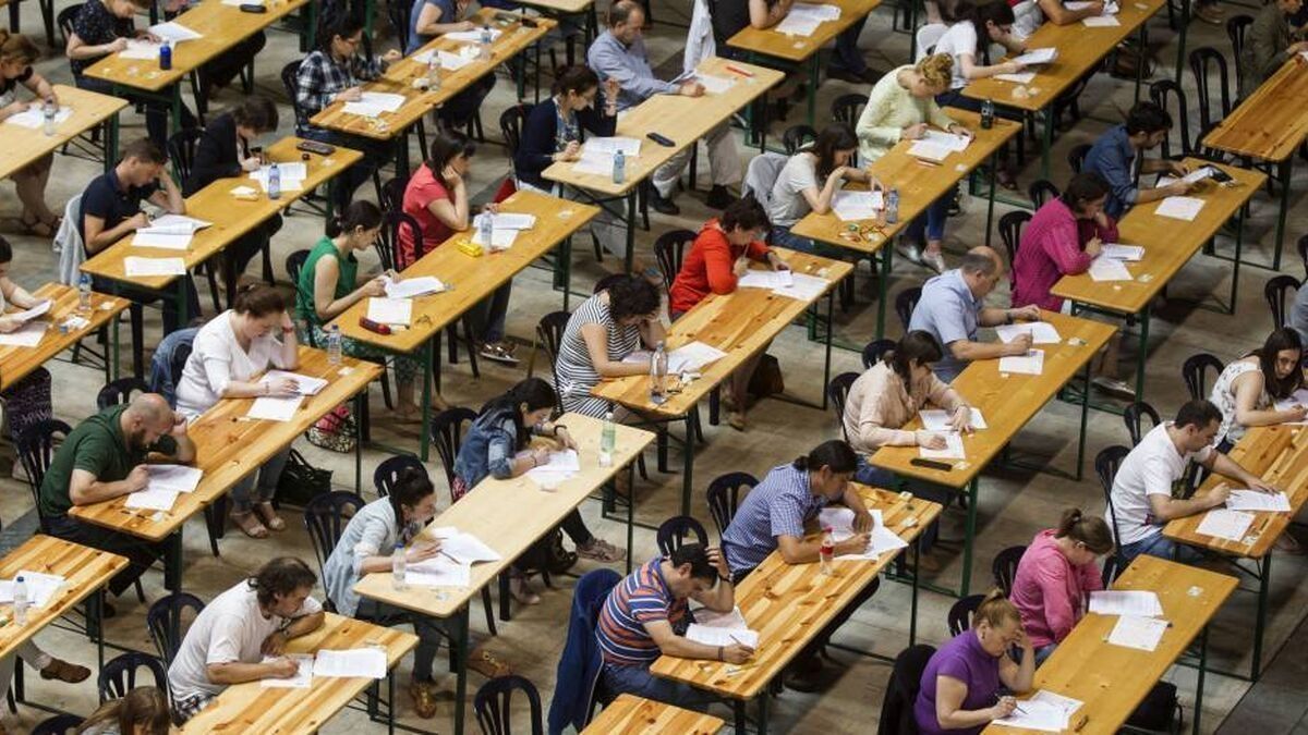 Un grupo de estudiantes de oposiciones durante el examen