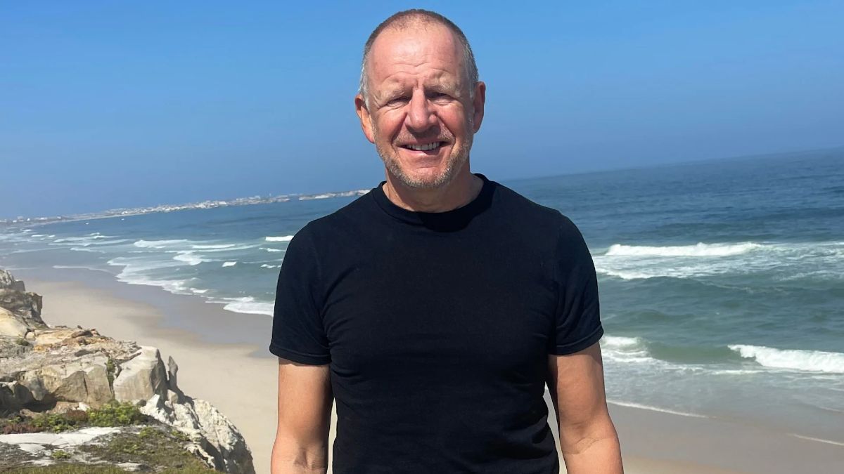Ken MacKenzie en una playa de portugal