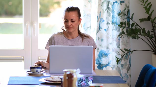 Una empleada demanda a su empresa por denegarle el teletrabajo, pese a las recomendaciones médicas, por no dejarles inspeccionar su casa: la justicia le da la razón