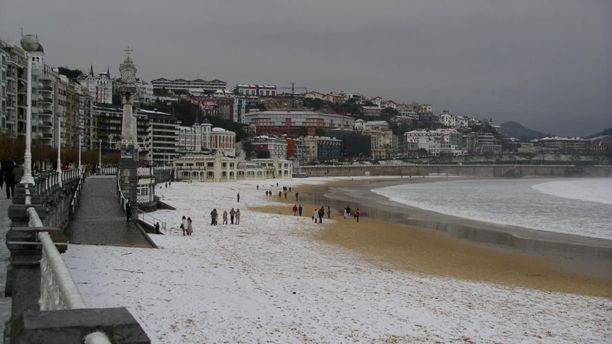 La Playa de la Concha San Sebastián poblada de nieve