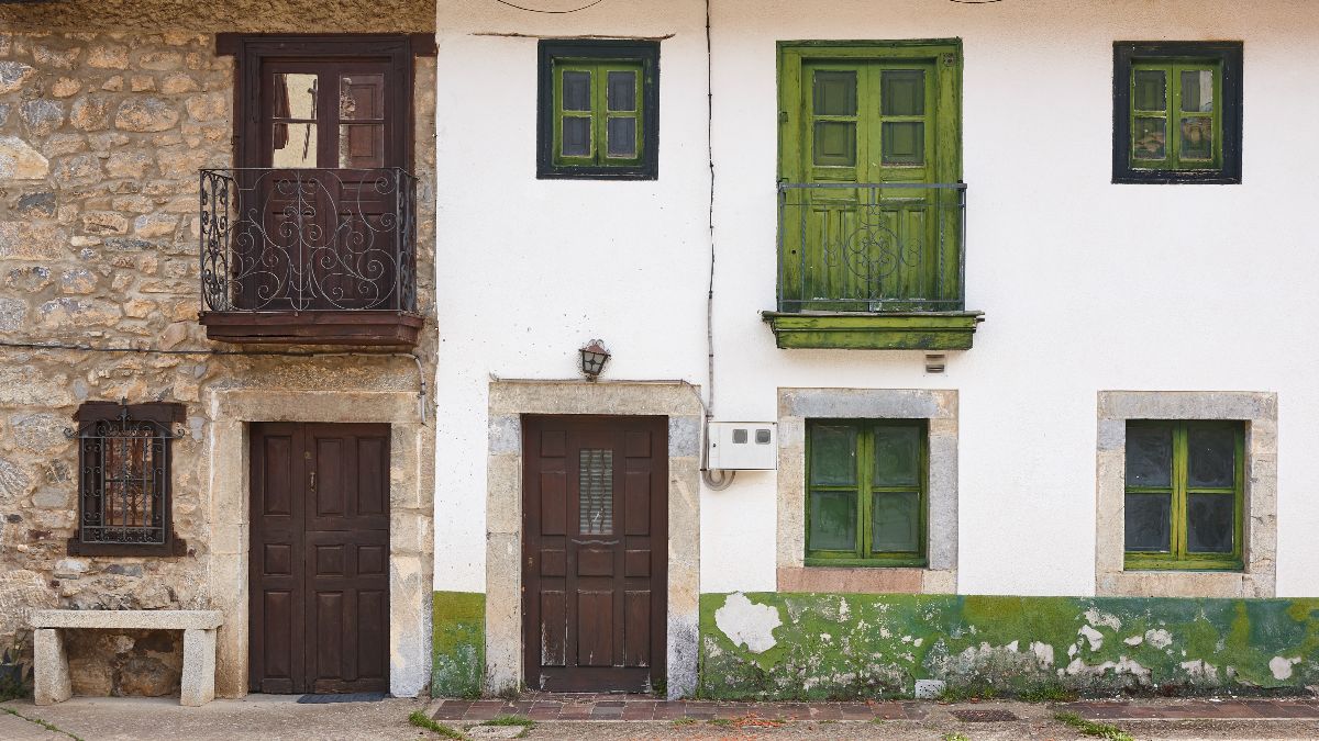 La fachada de una casa antigua 