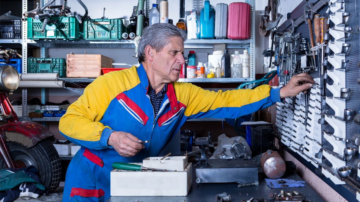 Un mecánico trabajando