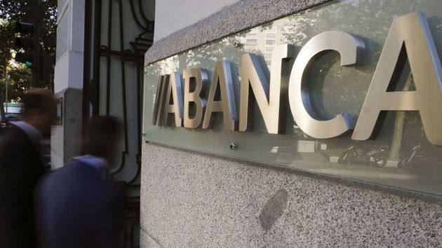 Abanca la despide tras pedir una adaptación del puesto por incapacidad permanente: ahora deben readmitirla e indemnizarla con 30.000 euros