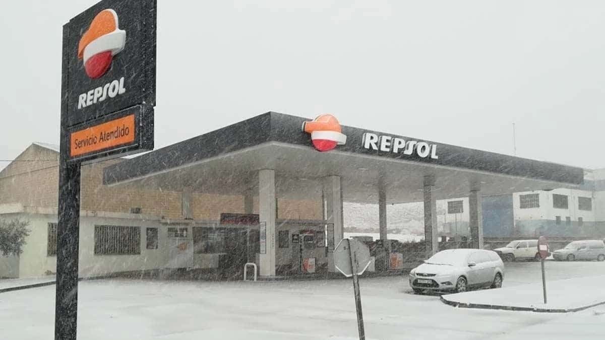 Una gasolinera nevada