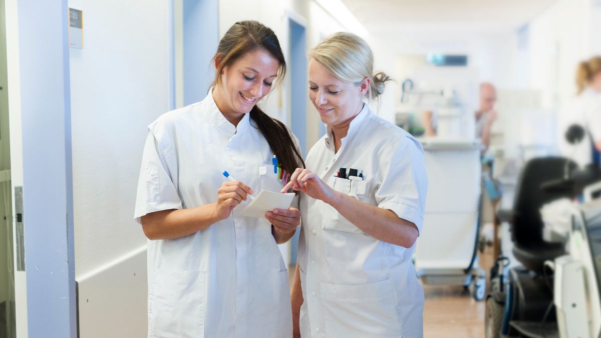 dos mujeres sanitarias