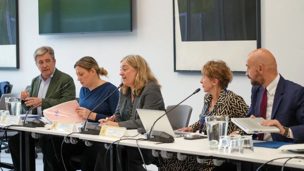 La secretaria de Estado de Función Pública con los representantes sindicales mayoritarios