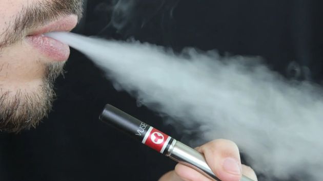 Escándalo en la OMS tras colar España y Dinamarca la prohibición de vapers y productos sin humo por la puerta trasera