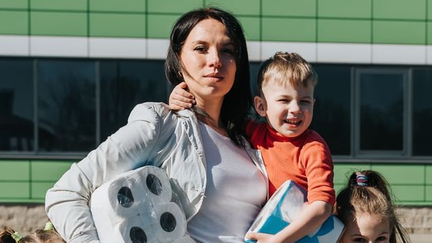 Caroline, 35 años, holandesa que sigue llevando en brazos a su hijo de 6 al colegio: "necesita esa sensación de seguridad"