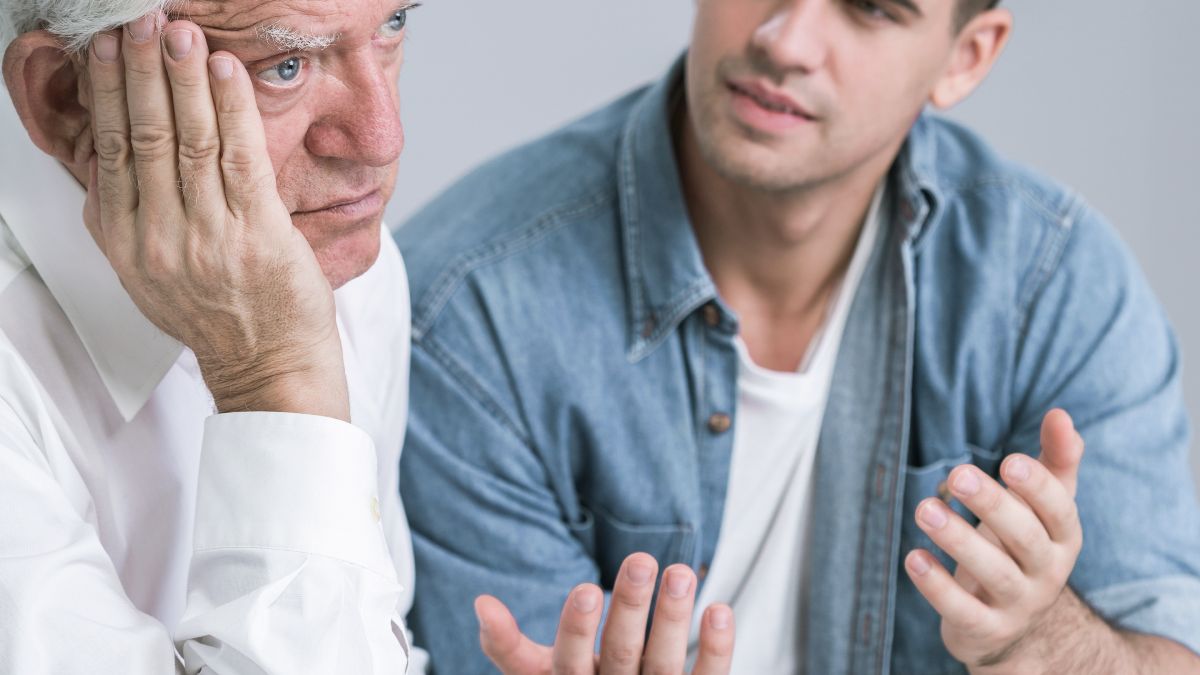 Un abuelo y un nieto distanciados