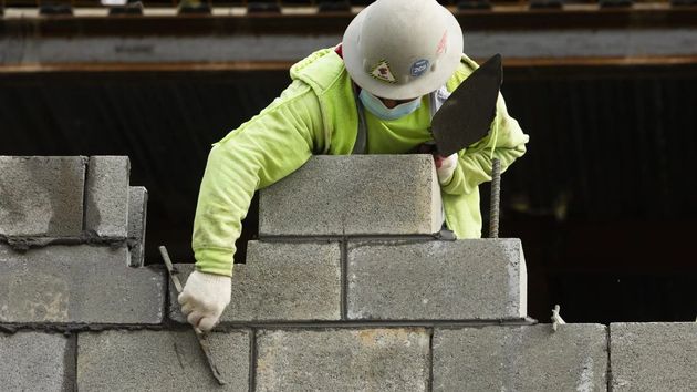 Un albañil sin papeles es despedido y consigue más de 20.000 euros en el juzgado por solo tres meses de trabajo: “me parece que es un buen resultado económico”