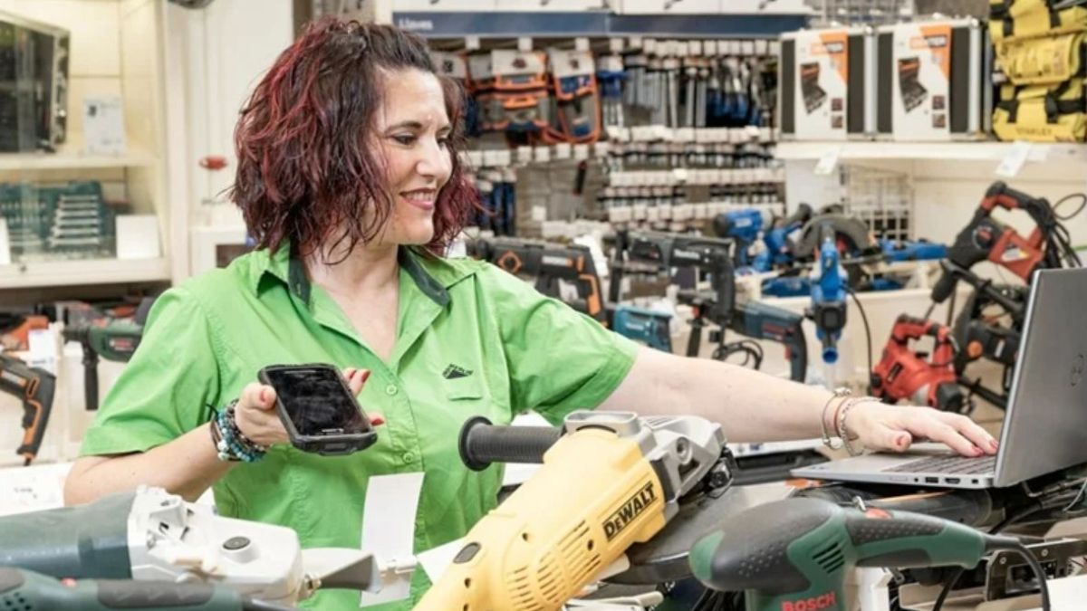 Una trabajadora de Leroy Merlin cobrando en la caja