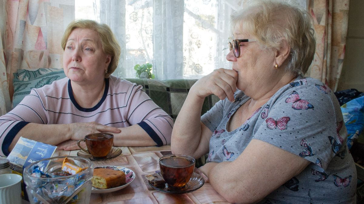 Dos mujeres mayores sentadas en una mesa