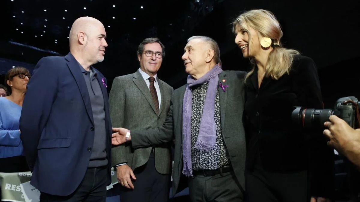 Yolanda Díaz junto a los agentes sociales