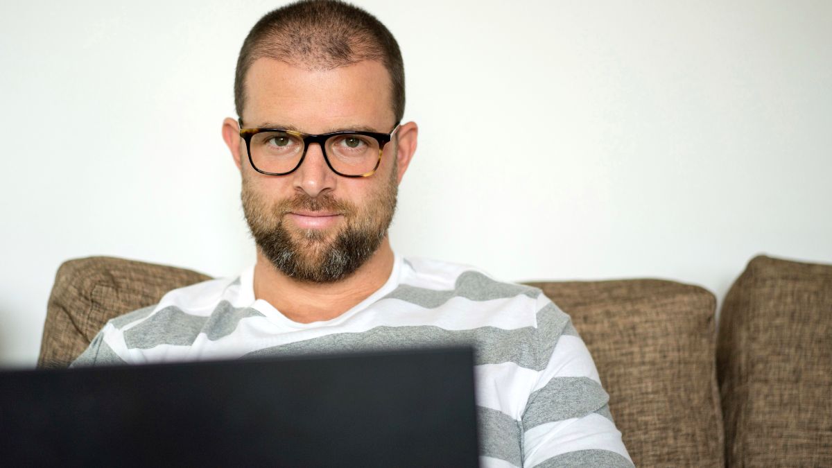 Un joven con el ordenador