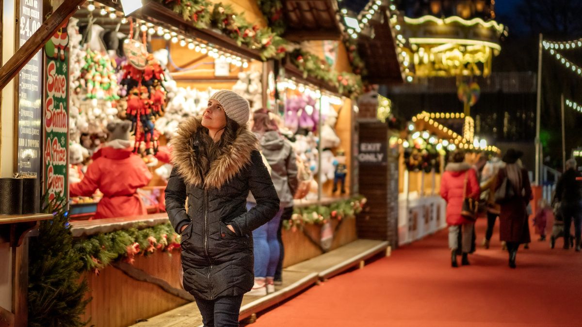 mujer pasea mercado navideño