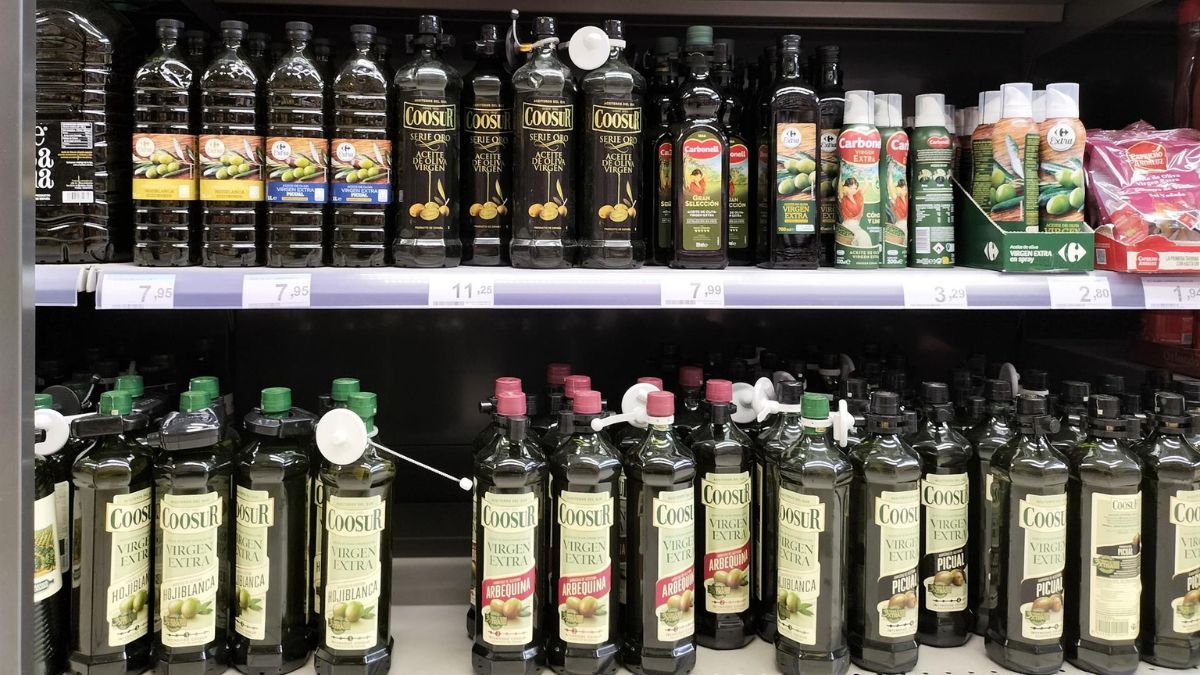 Botellas de aceite de oliva en un lineal de supermercado