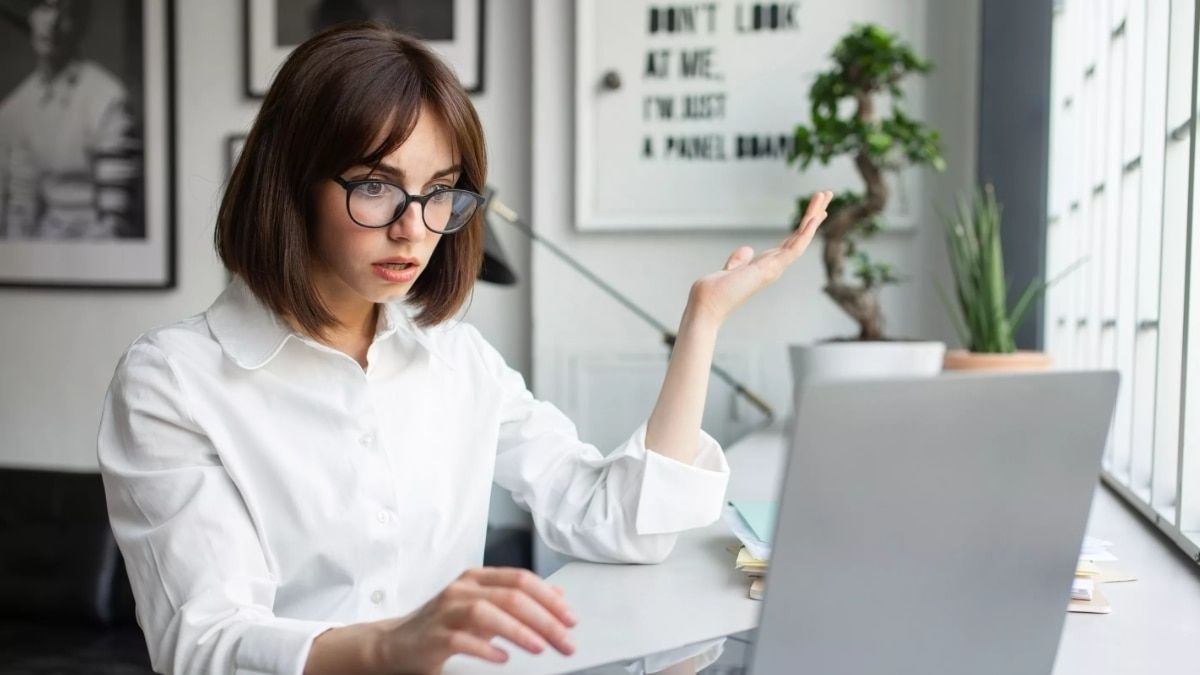 Mujer cabreada con su jornada laboral