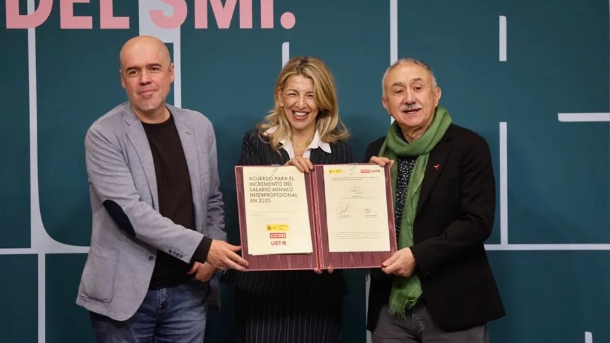 Yolanda Díaz junto a Unai Sordo (CCOO) y Pepe Álvarez (UGT) en l firma de la última subida del SMI