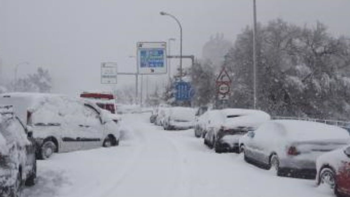 Coches bajo la nieve