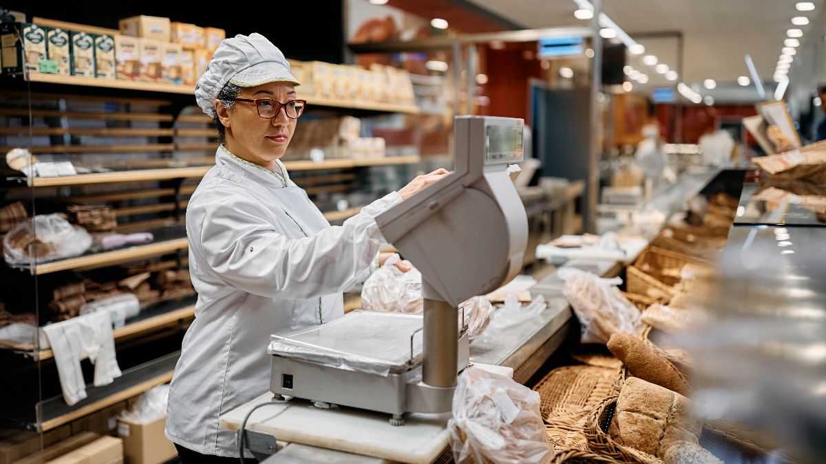 Una mujer atendiendo en una panadería