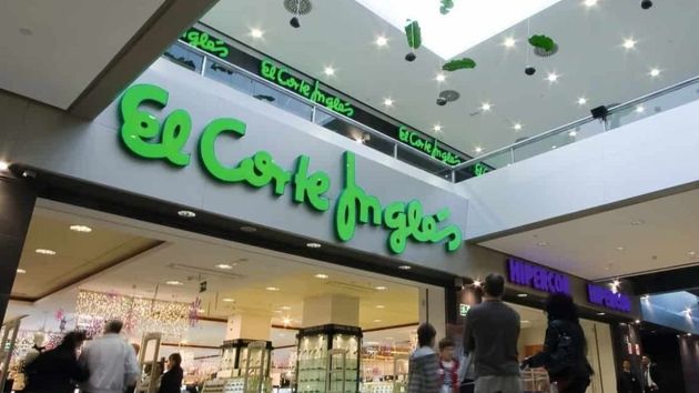 El Corte Inglés despide a una trabajadora con 22 años de antigüedad que cobró 45 euros menos a una clienta: es improcedente