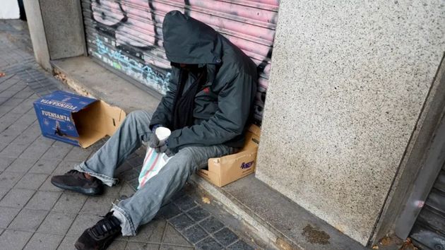 Un hombre sin hogar se niega a cobrar una herencia de 43.000 euros: el dinero lleva bloqueado más de un año a la espera de que decida aceptarlo