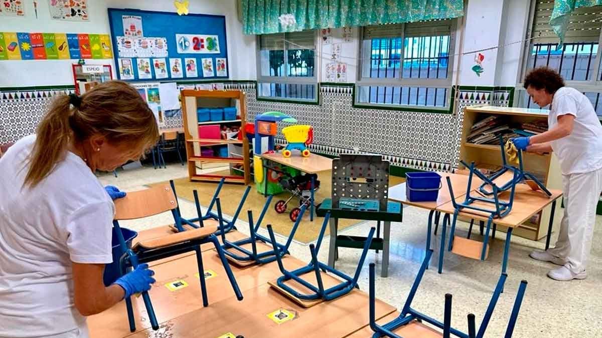 Dos limpiadoras trabajando