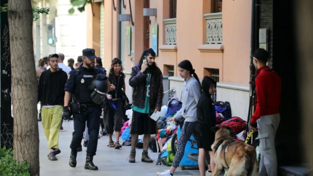 La policía desalojando a unos okupas