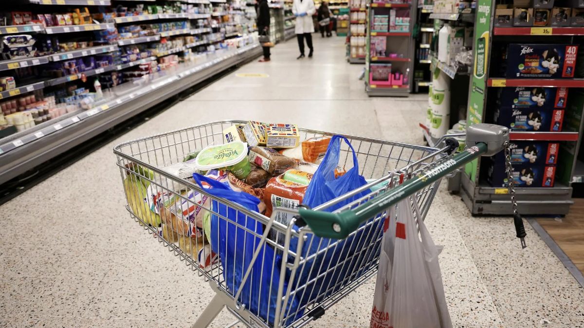 Un carrito de la compra con productos de supermercado.