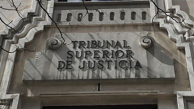 La justicia confirma que poder jubilarse anticipadamente no extingue el derecho a cobrar el paro: solo la edad ordinaria de jubilación lo hace