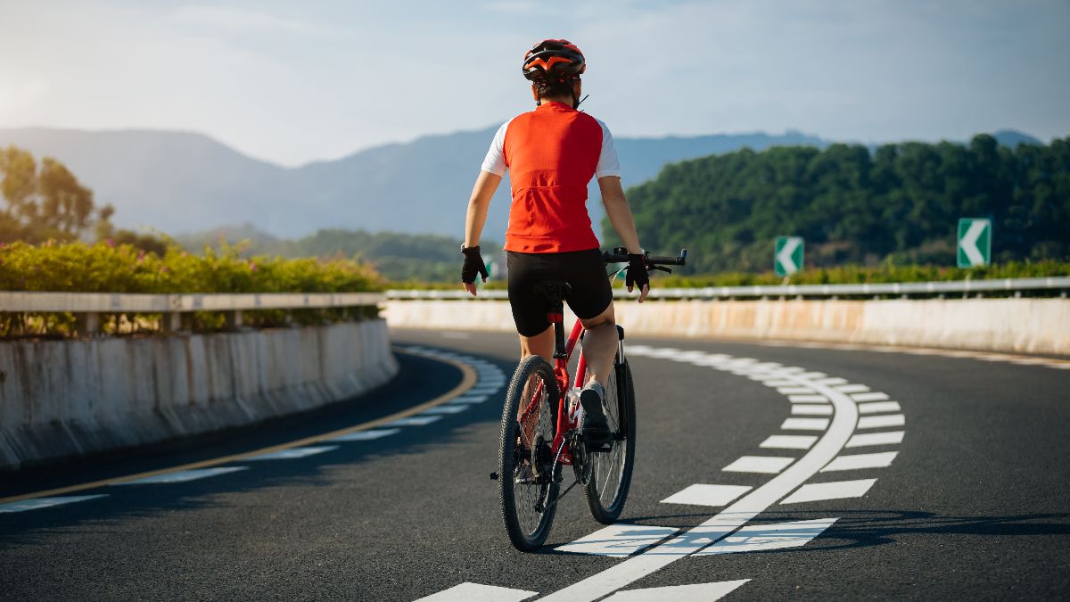 Un ciclista en una carretera