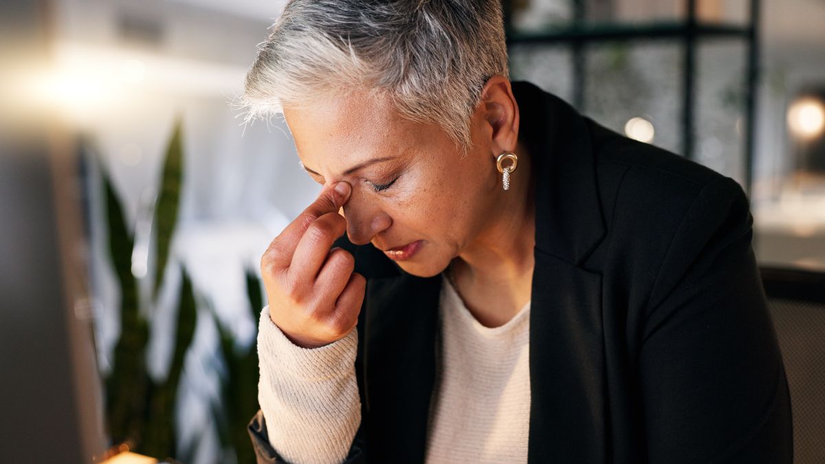 Una mujer llorando con la mano en la cara