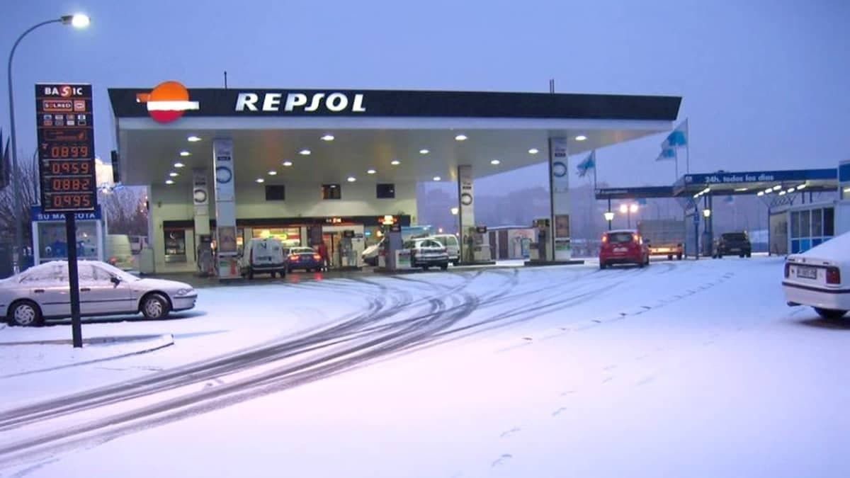 Una estación de servicio con nieve