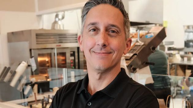 Jeff Perera (48 años): “Me despidieron y me convertí en un padre que se queda en casa. Mi mujer me pidió un bagel y descubrí qué quería hacer”