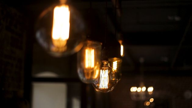 El precio de la luz hoy viernes 28 de noviembre de 2025: las horas más baratas y caras dentro del PVPC