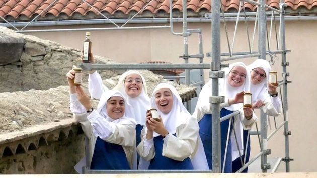 Unas monjas necesitan vender 2.500 tarros de miel y jarabe para reparar el tejado de su garaje y convertirlo en un espacio de acogida